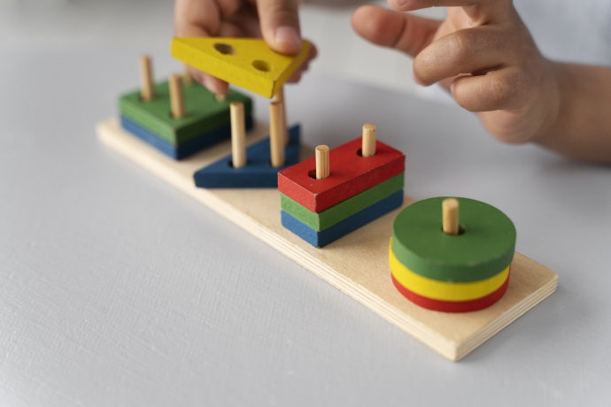 criança a brincar com um jogo didático